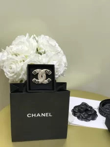 Luxury Womens Jewelry Chanel Pearls Flower CC Logo Brooch A152PP140 AA148129