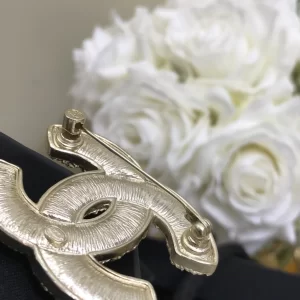 Luxury Womens Jewelry Chanel Pearls Flower CC Logo Brooch A152PP140 AA148129