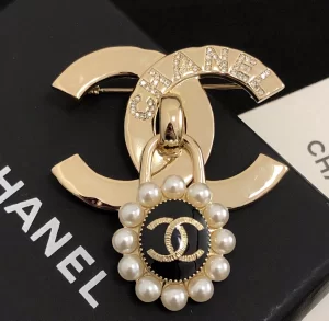 Luxury Womens Jewelry Chanel Brooch Chanel Gold CC Lock Brooch A39PP140 AA160825