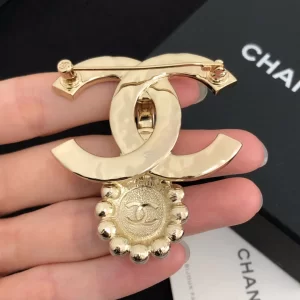 Luxury Womens Jewelry Chanel Brooch Chanel Gold CC Lock Brooch A39PP140 AA160825