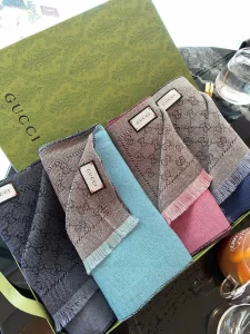 Luxury Womens Scarf Gucci GG Supreme Silk Scarf in Black 23x180CM A151PP180 AA170976