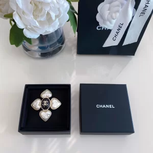 Luxury Womens Jewelry Chanel Brooch Chanel Gold CC Heart Brooch A152PP130 AA171972