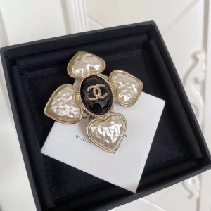 Luxury Womens Jewelry Chanel Brooch Chanel Gold CC Heart Brooch A152PP130 AA171972