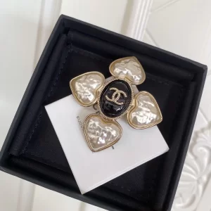 Luxury Womens Jewelry Chanel Brooch Chanel Gold CC Heart Brooch A152PP130 AA171972