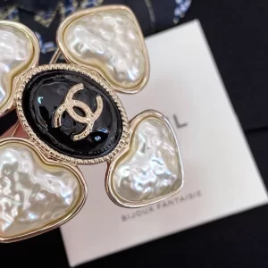 Luxury Womens Jewelry Chanel Brooch Chanel Gold CC Heart Brooch A152PP130 AA171972