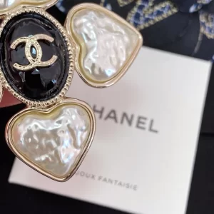 Luxury Womens Jewelry Chanel Brooch Chanel Gold CC Heart Brooch A152PP130 AA171972