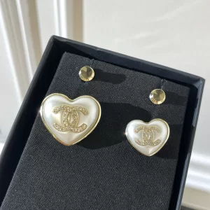 Replica Womens Jewelry Chanel VIP Crystals CC Heart Brooch AB7007 A62PP190 AA181173