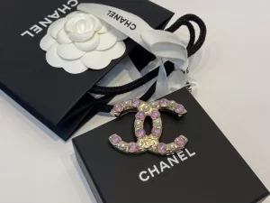Essenceofluxury Womens Jewelry Chanel Crystals Pearls CC Logo Brooch A39PP180 AA191398