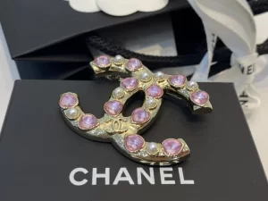 Essenceofluxury Womens Jewelry Chanel Crystals Pearls CC Logo Brooch A39PP180 AA191398