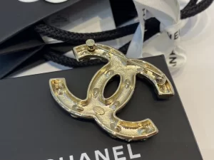 Essenceofluxury Womens Jewelry Chanel Crystals Pearls CC Logo Brooch A39PP180 AA191398