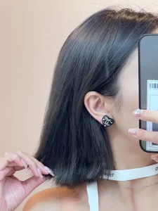 Essenceofluxury Womens Jewelry Chanel CC Logo Black Heart Earrings A152PP180 AA192749