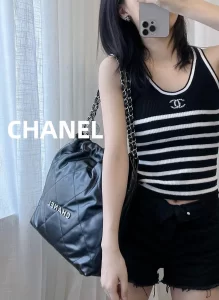 Essenceofluxury Womens Jewelry Chanel CC Logo Black Heart Earrings A152PP180 AA192749