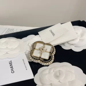 Essenceofluxury Womens Jewelry Chanel Crystals CC Logo Square Brooch A152PP180 AA194478