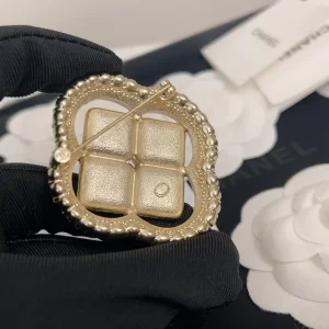 Essenceofluxury Womens Jewelry Chanel Crystals CC Logo Square Brooch A152PP180 AA194478
