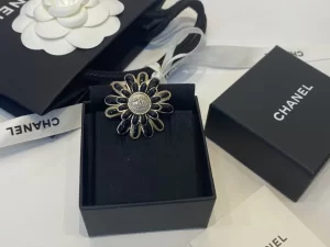 Essenceofluxury Womens Jewelry Chanel Crystals CC Logo Black Flower Brooch A39PP180 AA195579