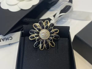 Essenceofluxury Womens Jewelry Chanel Crystals CC Logo Black Flower Brooch A39PP180 AA195579