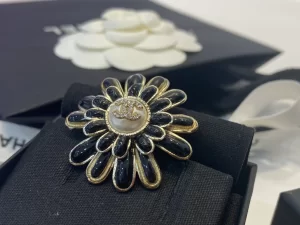 Essenceofluxury Womens Jewelry Chanel Crystals CC Logo Black Flower Brooch A39PP180 AA195579