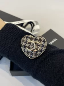 Essenceofluxury Womens Jewelry Chanel CC Logo Tweed Heart Brooch in Black A39PP180 AA197594