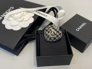 Essenceofluxury Womens Jewelry Chanel CC Logo Tweed Heart Brooch in Black A39PP180 AA197594