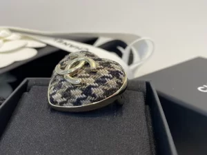 Essenceofluxury Womens Jewelry Chanel CC Logo Tweed Heart Brooch in Black A39PP180 AA197594