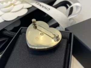 Essenceofluxury Womens Jewelry Chanel CC Logo Tweed Heart Brooch in Black A39PP180 AA197594