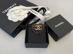 Essenceofluxury Womens Jewelry Chanel CC Logo Tweed Heart Brooch in Brown A39PP180 AA197593