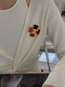 Essenceofluxury Womens Jewelry Chanel Vintage CC Logo Cross Brooch A152PP280 AA197821