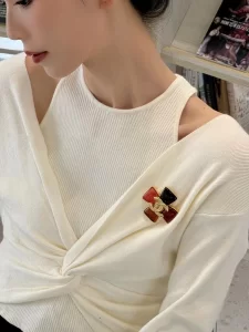 Essenceofluxury Womens Jewelry Chanel Vintage CC Logo Cross Brooch A152PP280 AA197821