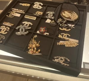 Essenceofluxury Womens Jewelry Chanel Crystals CC Logo Gold Round Brooch A152PP180 AA200842