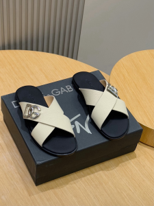 Dolce Gabbana DG Logo Salt Pepper Criss Cross Flat Sandals Beige Grained Leather Dolce Gabbana DG Logo Salt Pepper Criss Cross Flat Sandals Beige Grained Leather