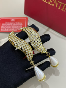 Valentino poetiques des gouttes faux pearl swarovski crystal drop clip on earrings Valentino poetiques des gouttes faux pearl swarovski crystal drop clip on earrings