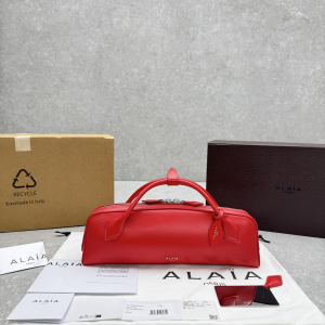 Alaia Le Teckel Large Leather Shoulder Bag Red Alaia Le Teckel Large Leather Shoulder Bag Red