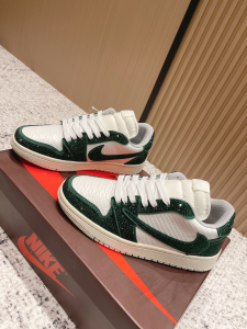 Nike Air Jordan 1 Retro Low OG Crystals and Leather Sneakers Green White Nike Air Jordan 1 Retro Low OG Crystals and Leather Sneakers Green White