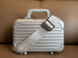 Rimowa Original 19 Crossbody Bag Silver Rimowa Original 19 Crossbody Bag Silver