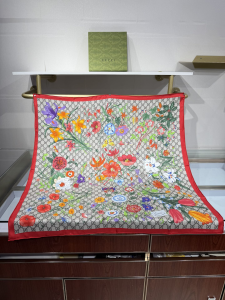 Gucci GG Printed Flora Silk Twill Carre Scarf Red Gucci GG Printed Flora Silk Twill Carre Scarf Red