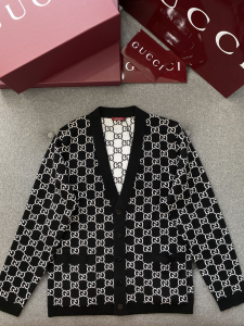 Gucci Reversible GG Wool Jacquard Cardigan Black White Gucci Reversible GG Wool Jacquard Cardigan Black White