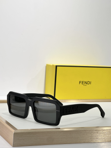 Fendi Fendigraphy Square Luxury Eyewear Sunglasses FE40073U Black Fendi Fendigraphy Square Luxury Eyewear Sunglasses FE40073U Black