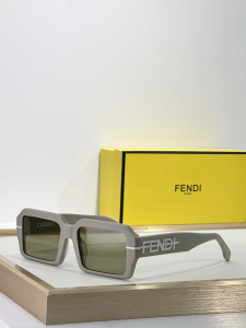 Fendi Fendigraphy Square Luxury Eyewear Sunglasses FE40073U Gray Fendi Fendigraphy Square Luxury Eyewear Sunglasses FE40073U Gray