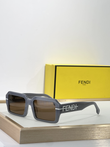 Fendi Fendigraphy Square Luxury Eyewear Sunglasses FE40073U Gray Fendi Fendigraphy Square Luxury Eyewear Sunglasses FE40073U Gray