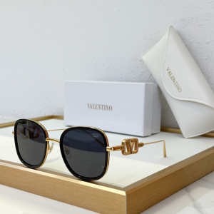 Valentino Crystal Vlogo Oval Luxury Eyewear Sunglasses VLS1745 Black Valentino Crystal Vlogo Oval Luxury Eyewear Sunglasses VLS1745 Black