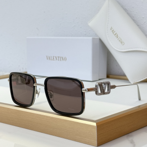 Valentino Crystal Vlogo Square Luxury Eyewear Sunglasses VLS1744 Black Valentino Crystal Vlogo Square Luxury Eyewear Sunglasses VLS1744 Black