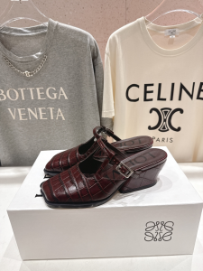 Loewe Onda Red Croco Embossed Calfskin Leather Slingback Pumps Loewe Onda Red Croco Embossed Calfskin Leather Slingback Pumps