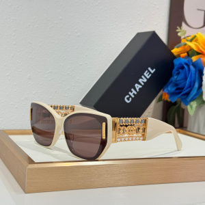 Chanel CC Chain Square Luxury Eyewear Sunglasses CH1916Q White Chanel CC Chain Square Luxury Eyewear Sunglasses CH1916Q White