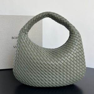 Bottega Veneta Seamless Intrecciato Craftsmanship Padded Leather Hobo Shoulder Bag Green Bottega Veneta Seamless Intrecciato Craftsmanship Padded Leather Hobo Shoulder Bag Green