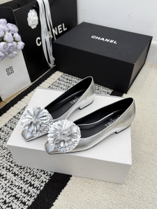 Chanel White Silver Leather Flower Ballet Flats Chanel White Silver Leather Flower Ballet Flats