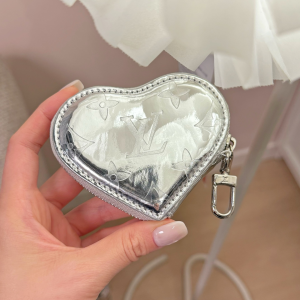 Louis Vuitton Monogram Mirror Heart Coin Purse Silver Louis Vuitton Monogram Mirror Heart Coin Purse Silver