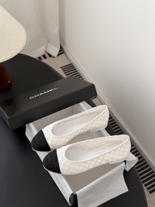 Chanel CC Logo White Tweed Ballet Flats Chanel CC Logo White Tweed Ballet Flats