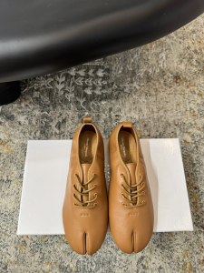 Maison Margiela Lace Up Tabi Jazz Leather Sneakers Beige Maison Margiela Lace Up Tabi Jazz Leather Sneakers Beige