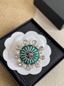 Chanel CC Bead Daisy Flower Brooch Green Chanel CC Bead Daisy Flower Brooch Green