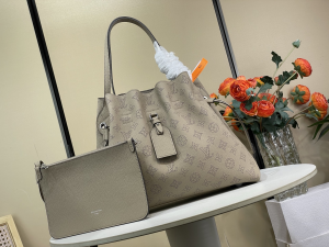Louis Vuitton Boundless Large Bucket Shoulder Bag Gray Mahina Grained Calf Leather Louis Vuitton Boundless Large Bucket Shoulder Bag Gray Mahina Grained Calf Leather